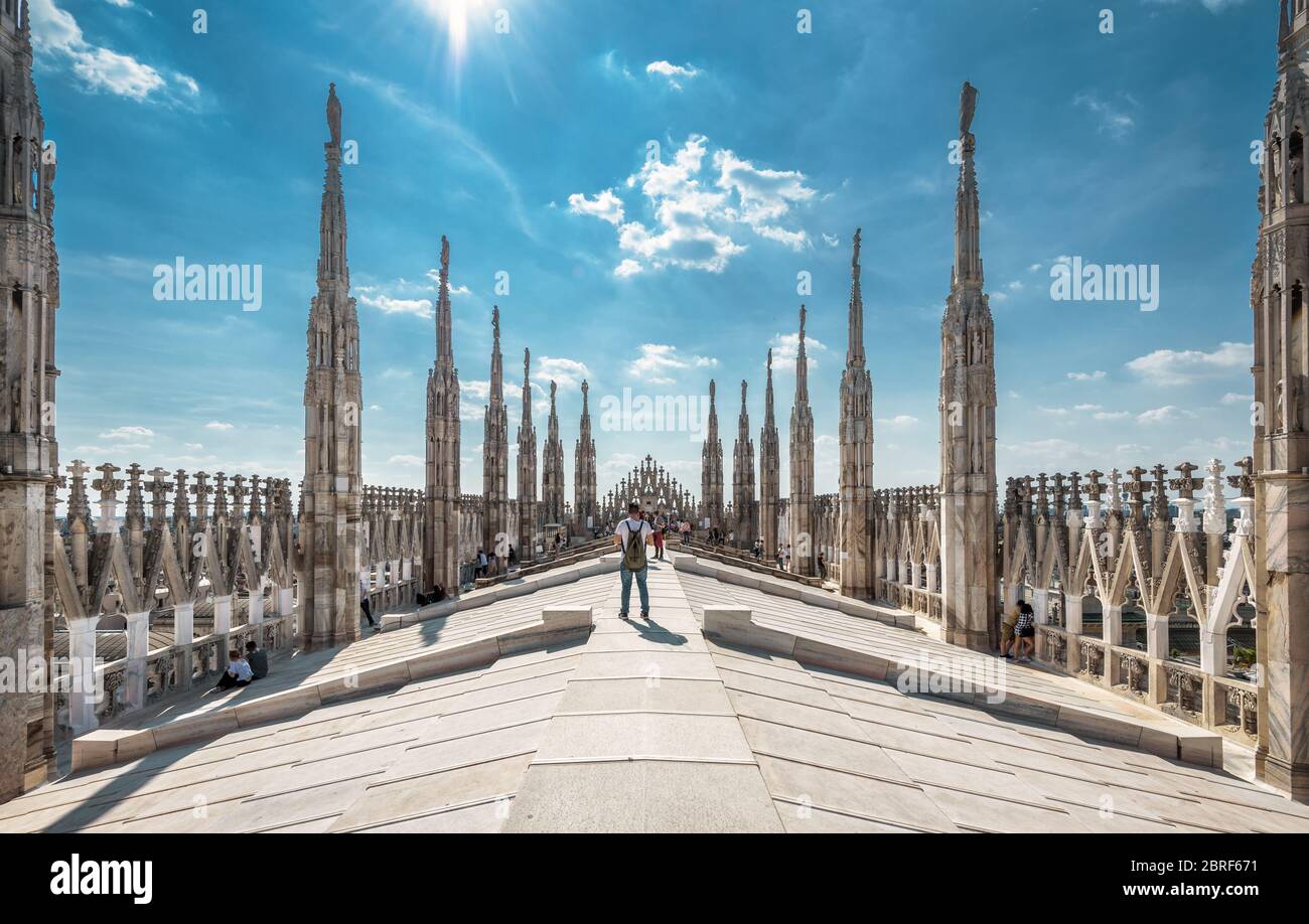 Les gens visitent le toit de la cathédrale de Milan, en Italie. La cathédrale de Milan ou Duomo di Milano est la principale attraction touristique de Milan. Vue panoramique incroyable de Go Banque D'Images