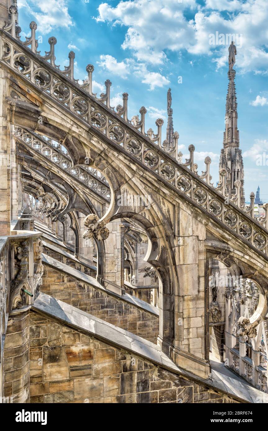 Le toit de la cathédrale de Milan (Duomo di Milano) à Milan, Italie. Le Duomo de Milan est la plus grande église d'Italie et la cinquième plus grande au monde. Banque D'Images