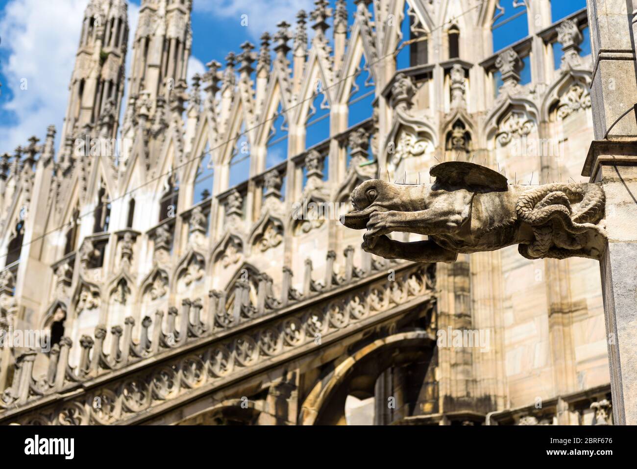 Gargoyle est sur le toit de la cathédrale de Milan (Duomo di Milano) à Milan, Italie. Le Duomo de Milan est la plus grande église d'Italie et la cinquième plus grande de Banque D'Images