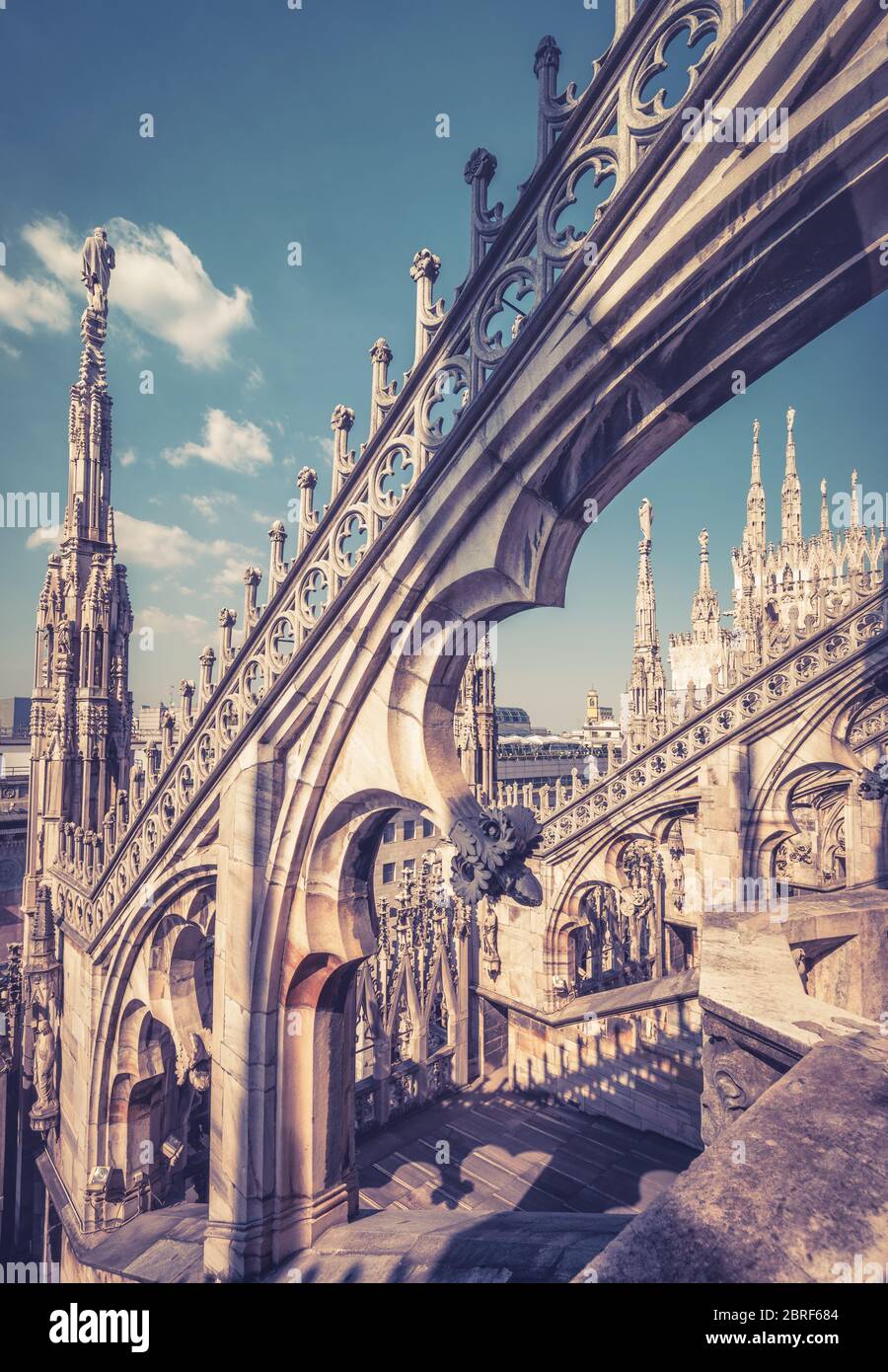 Décoration de luxe du toit de la cathédrale de Milan, Italie. La cathédrale de Milan ou le Duomo di Milano est la principale attraction touristique de Milan. Incroyable archi orné Banque D'Images