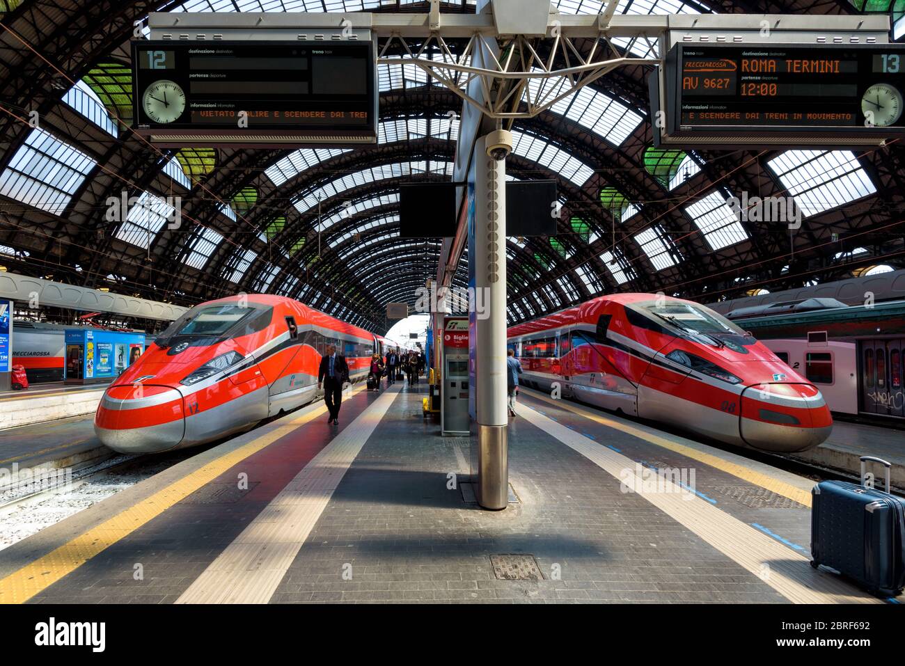 Milan, Italie - 17 mai 2017 : trains modernes à grande vitesse à la gare centrale de Milan. Banque D'Images