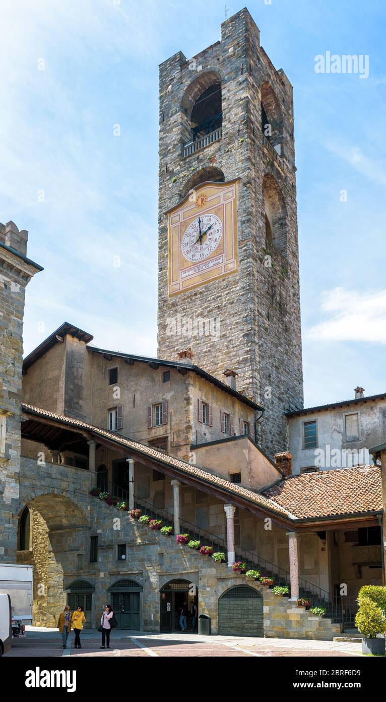 Bergame, Italie - 23 mai 2017 : Piazza Vecchia à Citta Alta à Bergame. Ancienne architecture de la vieille ville ou de la haute ville de Bergame. Clocher médiéval Banque D'Images