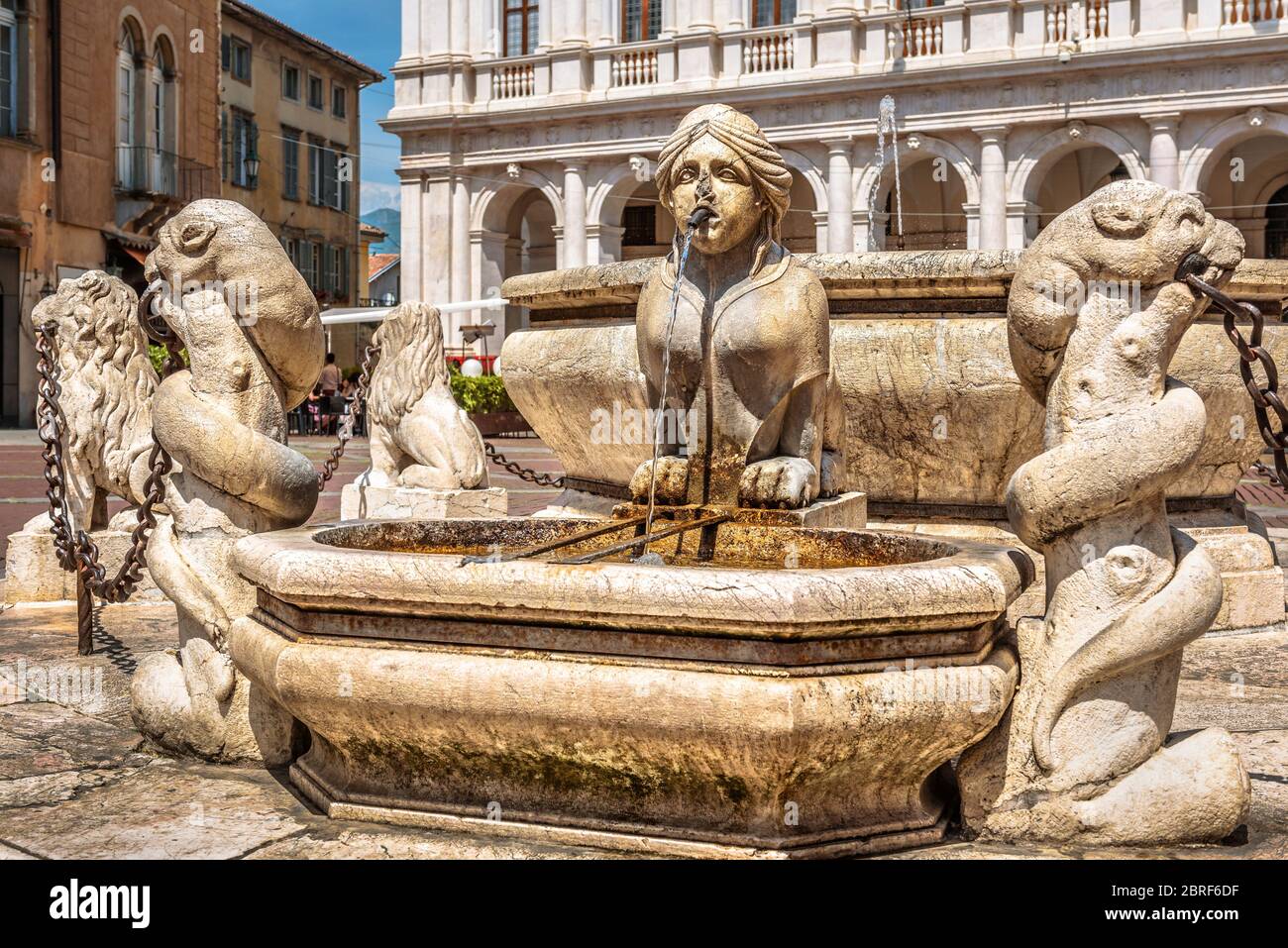 Bergame en été, Italie. Fontaine d'époque sur la Piazza Vecchia à Citta Alta ou dans la haute ville. Statues mythologiques avec des chaînes à l'ancienne fontaine dans l'ancienne Banque D'Images