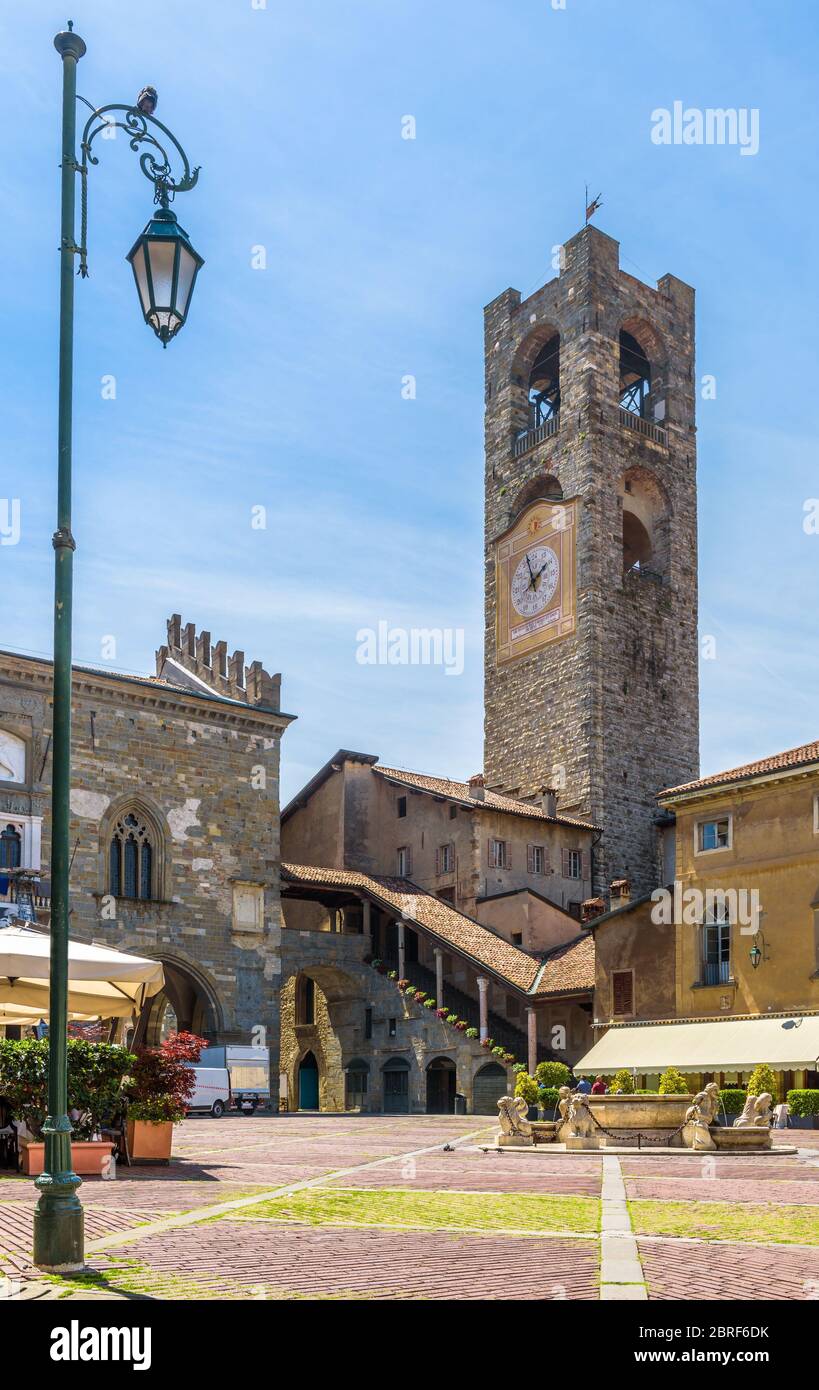 Piazza Vecchia à Citta Alta, Bergame, Italie. Ancienne architecture de la vieille ville ou de la haute ville de Bergame. Clocher médiéval avec horloge dans l'ancien Banque D'Images