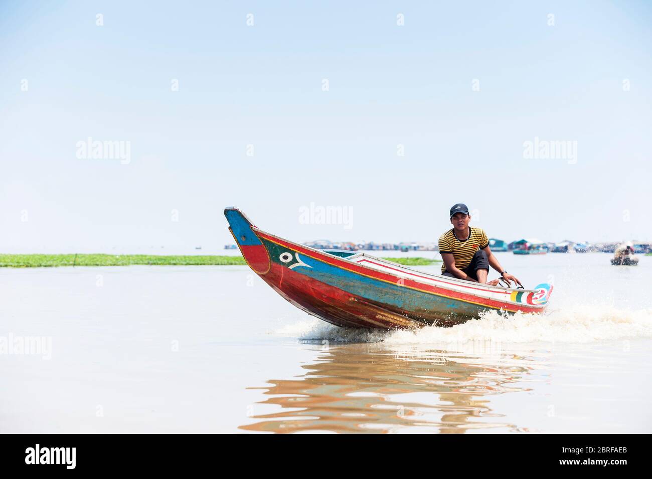 Homme sur un bateau à aubes au village flottant de Kompong Luong. Krakor, Cambodge, Asie du Sud-est Banque D'Images