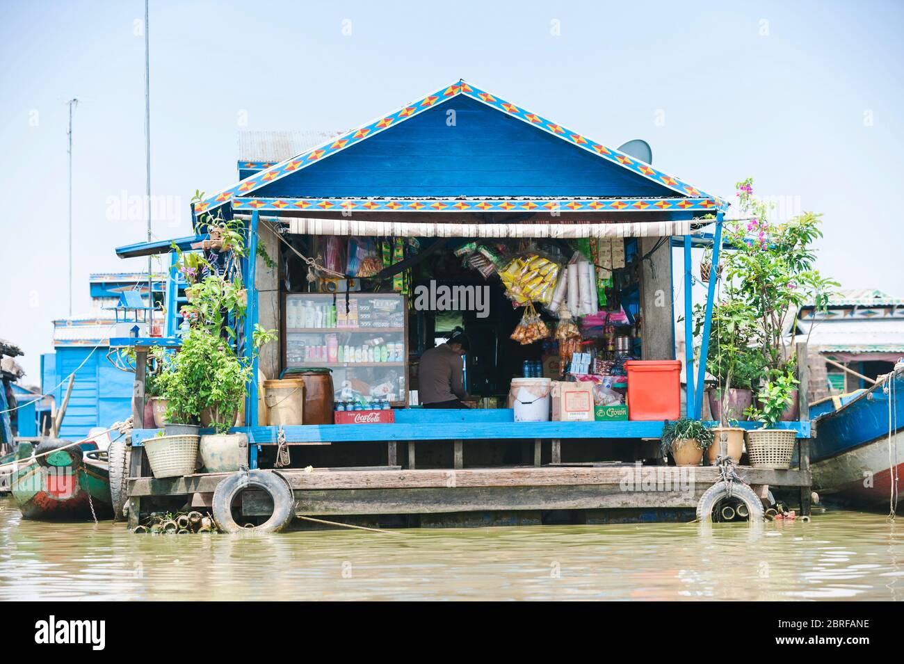 Boutique flottante au village flottant de Kompong Luong. Krakor, Cambodge, Asie du Sud-est Banque D'Images
