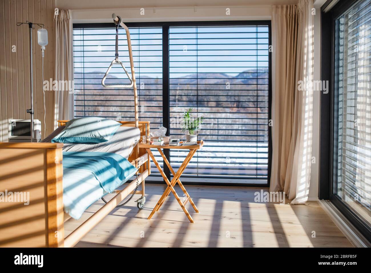 Lit vide et réglable dans la chambre dans un hôpital moderne privé. Banque D'Images