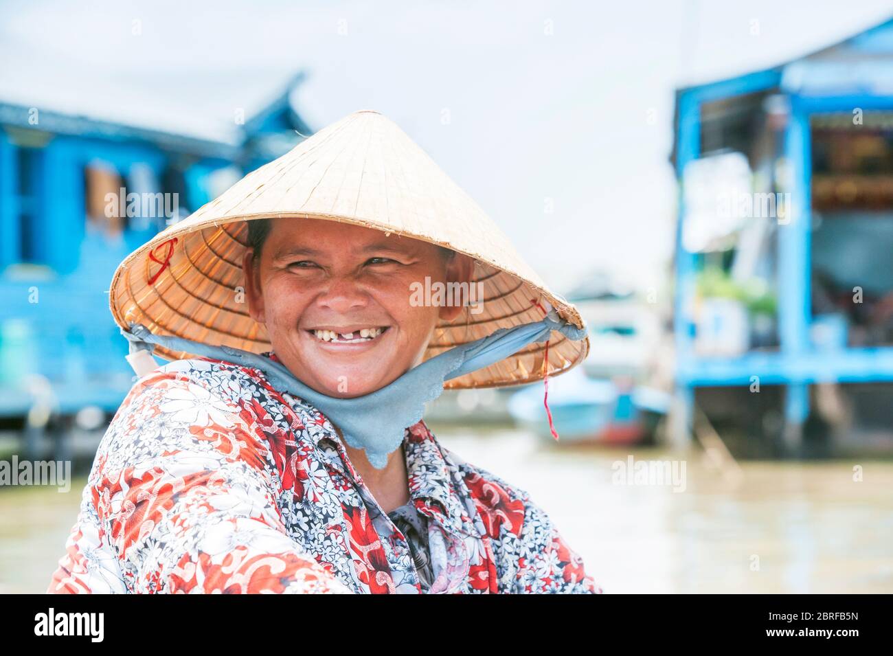 Femme souriante au Kompong Luong Floating Village. Krakor, Cambodge, Asie du Sud-est Banque D'Images