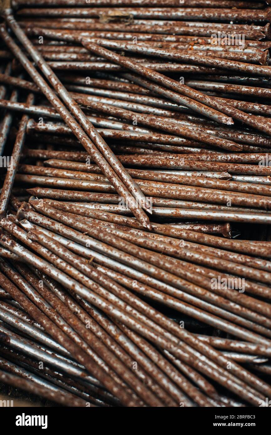 Ferraille. Boîte avec clous rouillés anciens. Gros plan. Macro. Banque D'Images