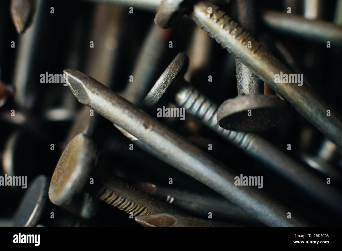 Ferraille. Boîte avec clous rouillés anciens. Gros plan. Macro. Banque D'Images