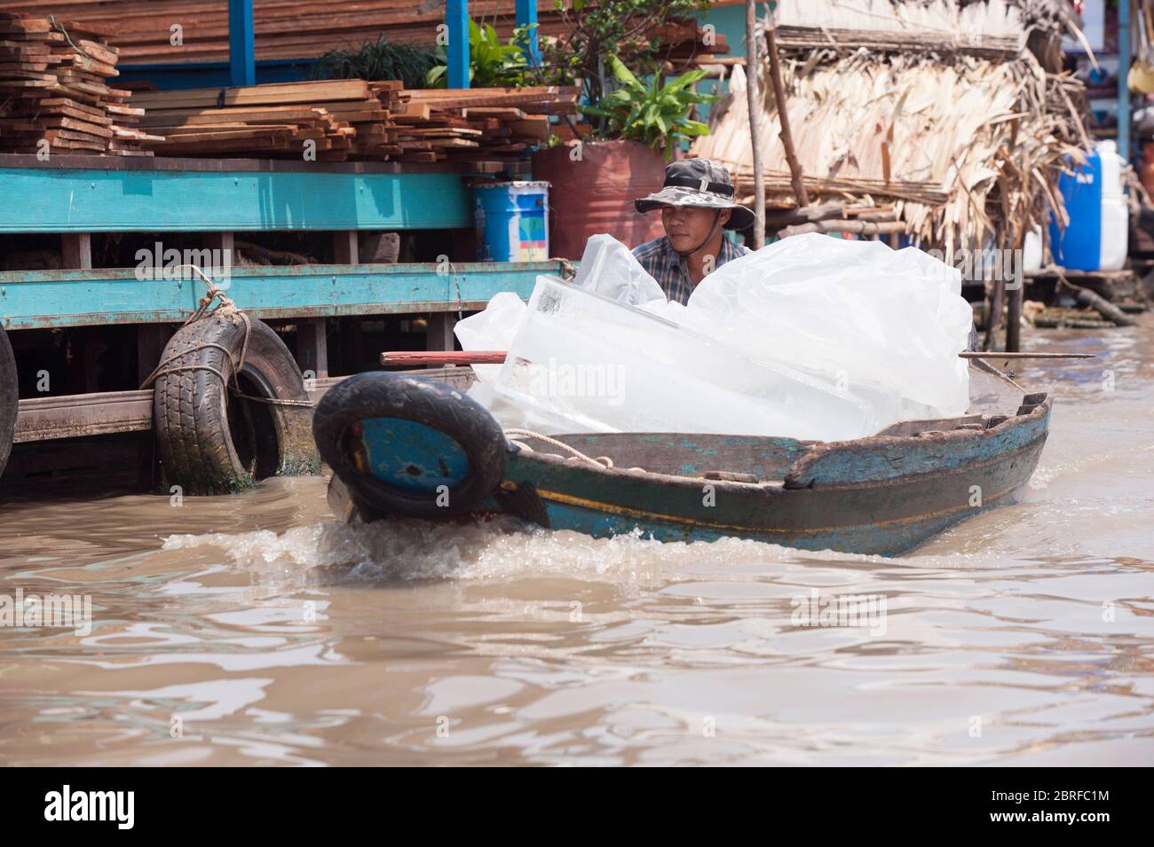 Glace transportée par bateau à aubes au village flottant de Kompong Luong. Krakor, Cambodge, Asie du Sud-est Banque D'Images