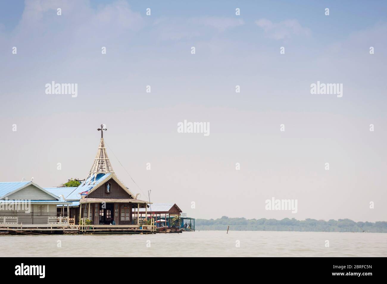 Église flottante du village flottant de Kompong Luong. Krakor, Cambodge, Asie du Sud-est Banque D'Images