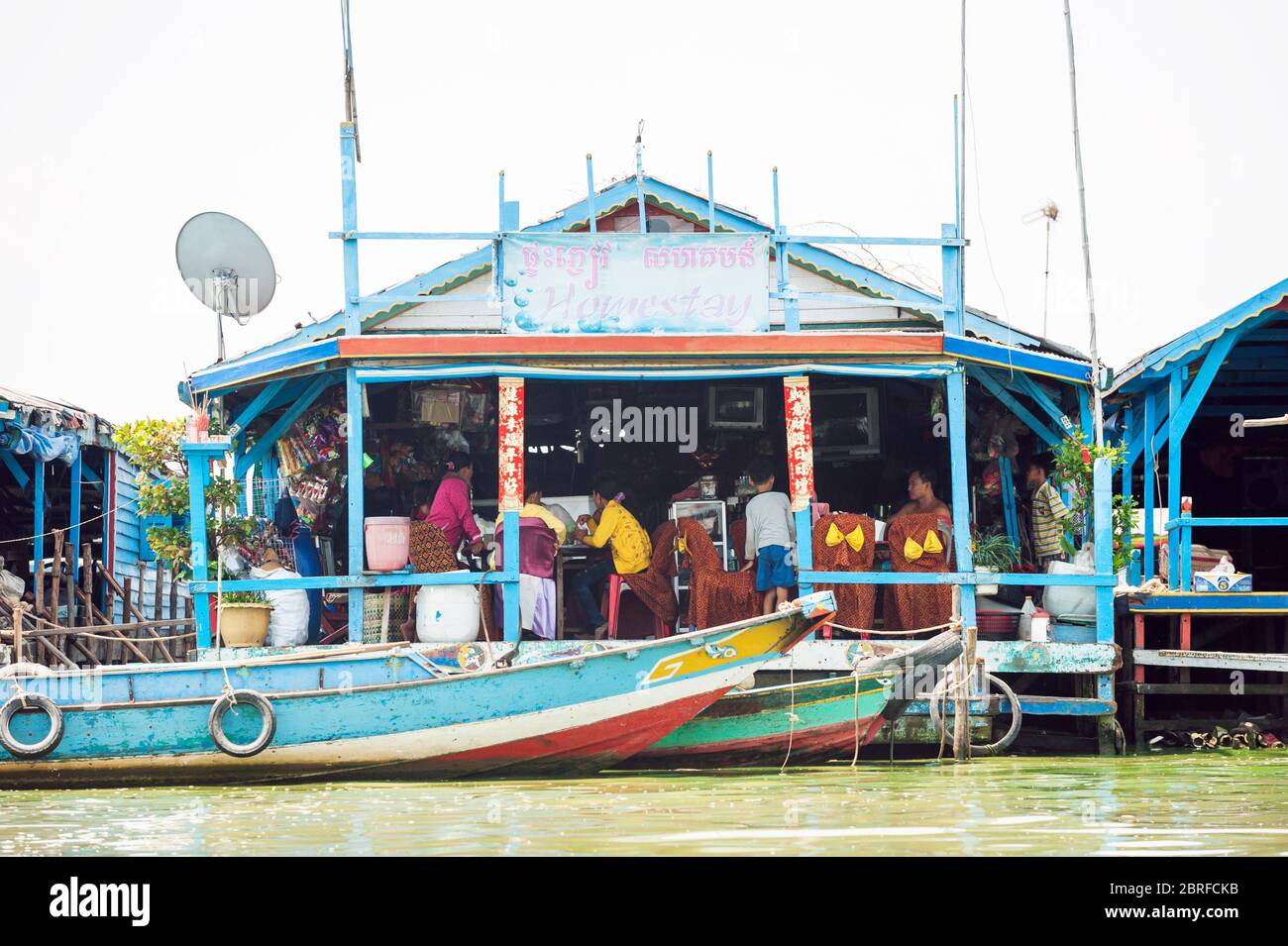 Maison flottante au village flottant de Kompong Luong. Krakor, Cambodge, Asie du Sud-est Banque D'Images