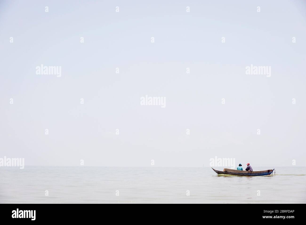 Deux personnes sur un bateau à aubes au village flottant de Kompong Luong. Krakor, Cambodge, Asie du Sud-est Banque D'Images