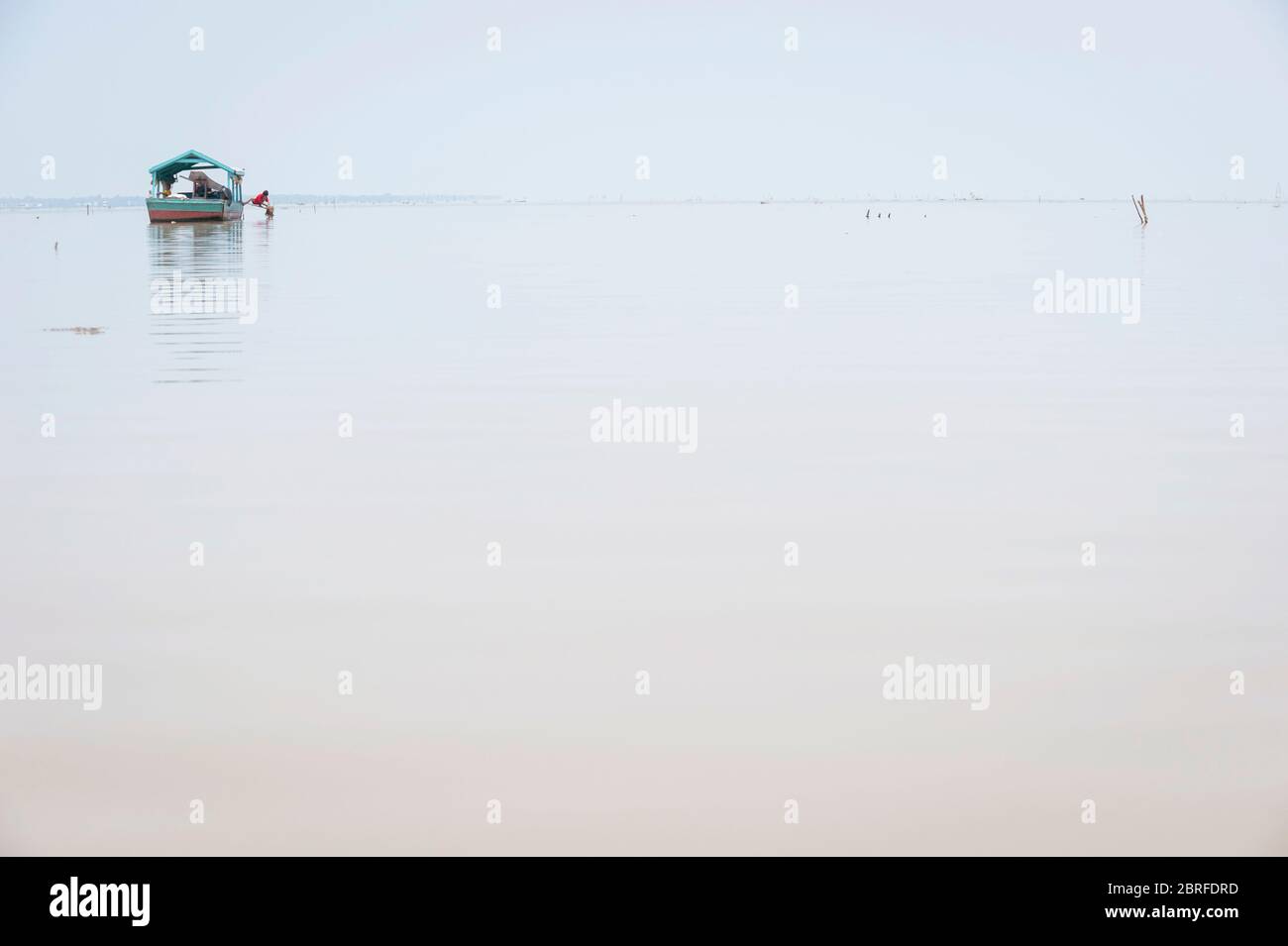 Bateau de pêche au village flottant de Kompong Luong. Krakor, Cambodge, Asie du Sud-est Banque D'Images