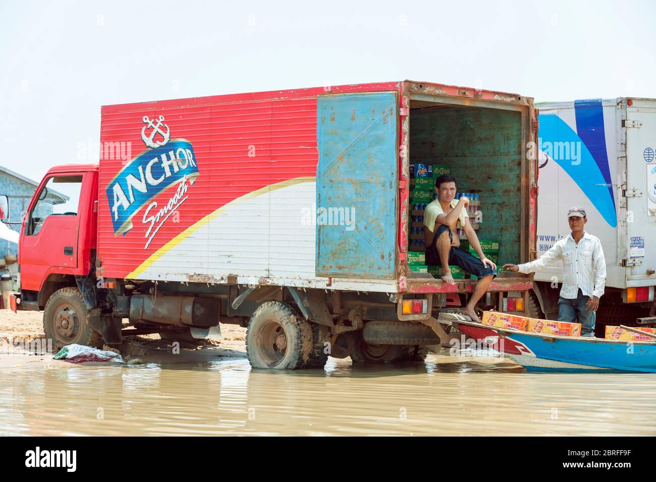 Livraison de boissons sur un trunk Anchor au Kompong Luong Floating Village. Krakor, Cambodge, Asie du Sud-est Banque D'Images