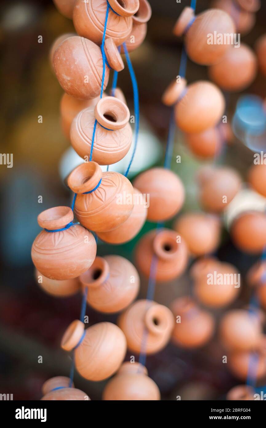 Mini pots d'argile sur cordes. Province de Kampong Chhnang, Cambodge, Asie du Sud-est Banque D'Images