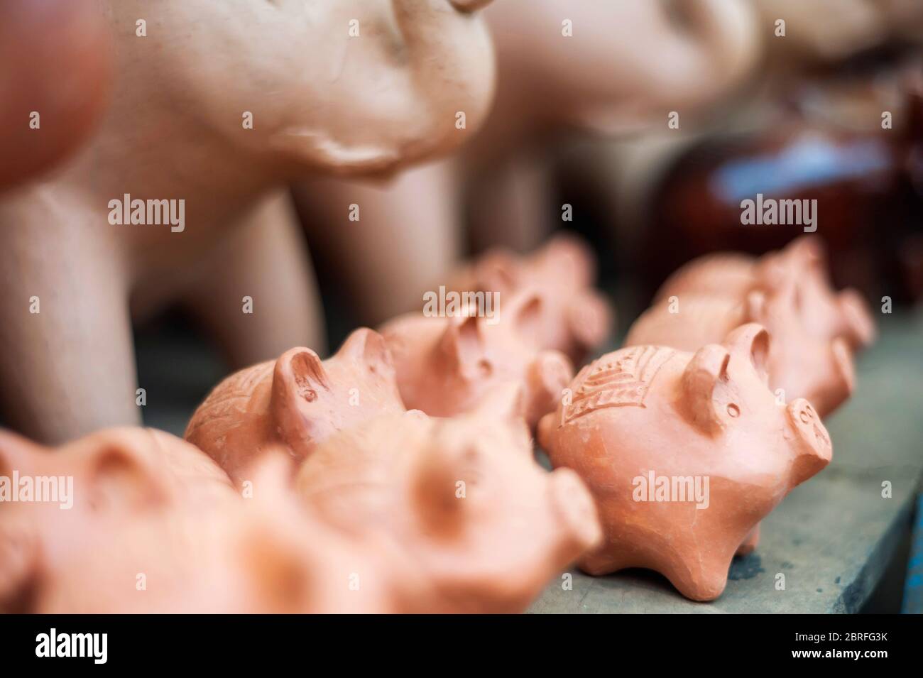 Petits cochons argileux. Province de Kampong Chhnang, Cambodge, Asie du Sud-est Banque D'Images