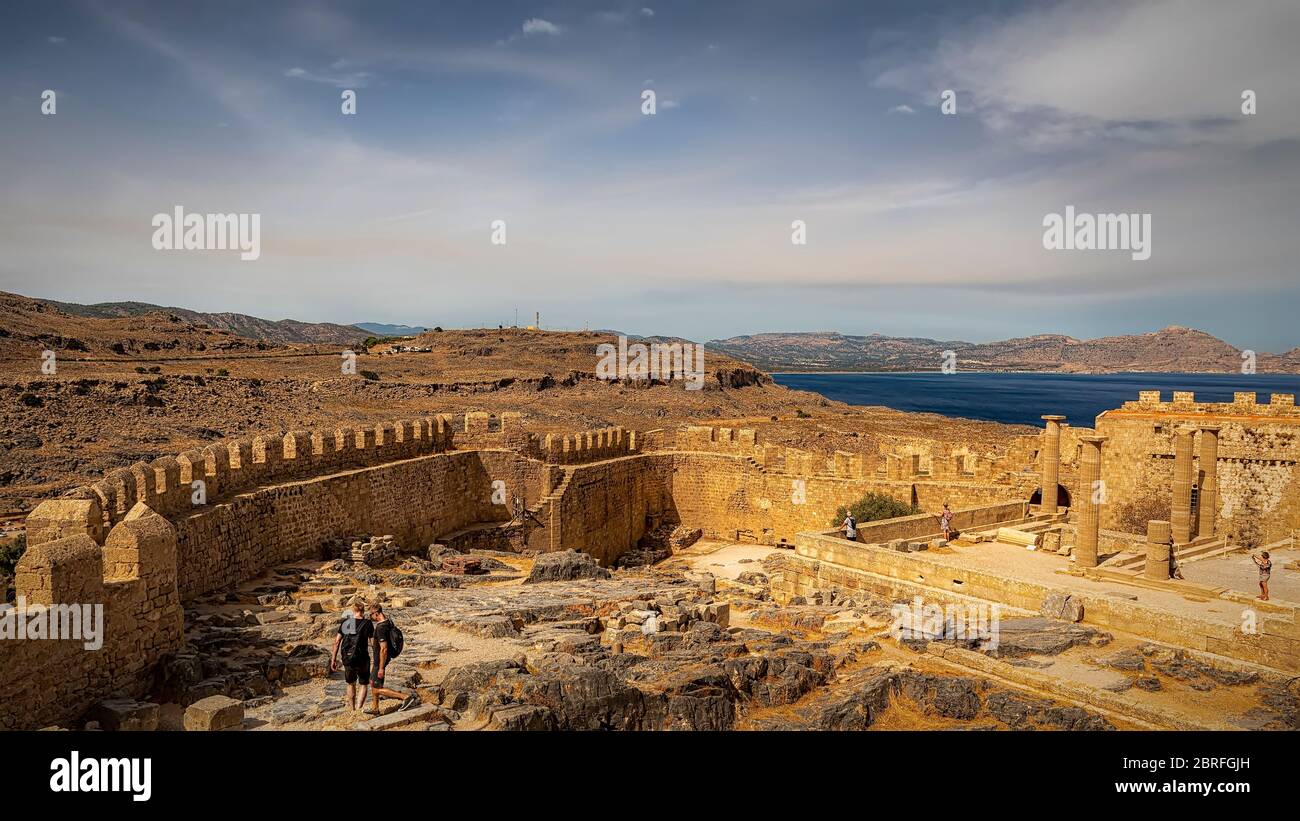 LINDOS, GRÈCE - 04 OCTOBRE 2018 : quelques touristes à l'acropole de Lindos sur l'île grecque de Rhodes. Banque D'Images