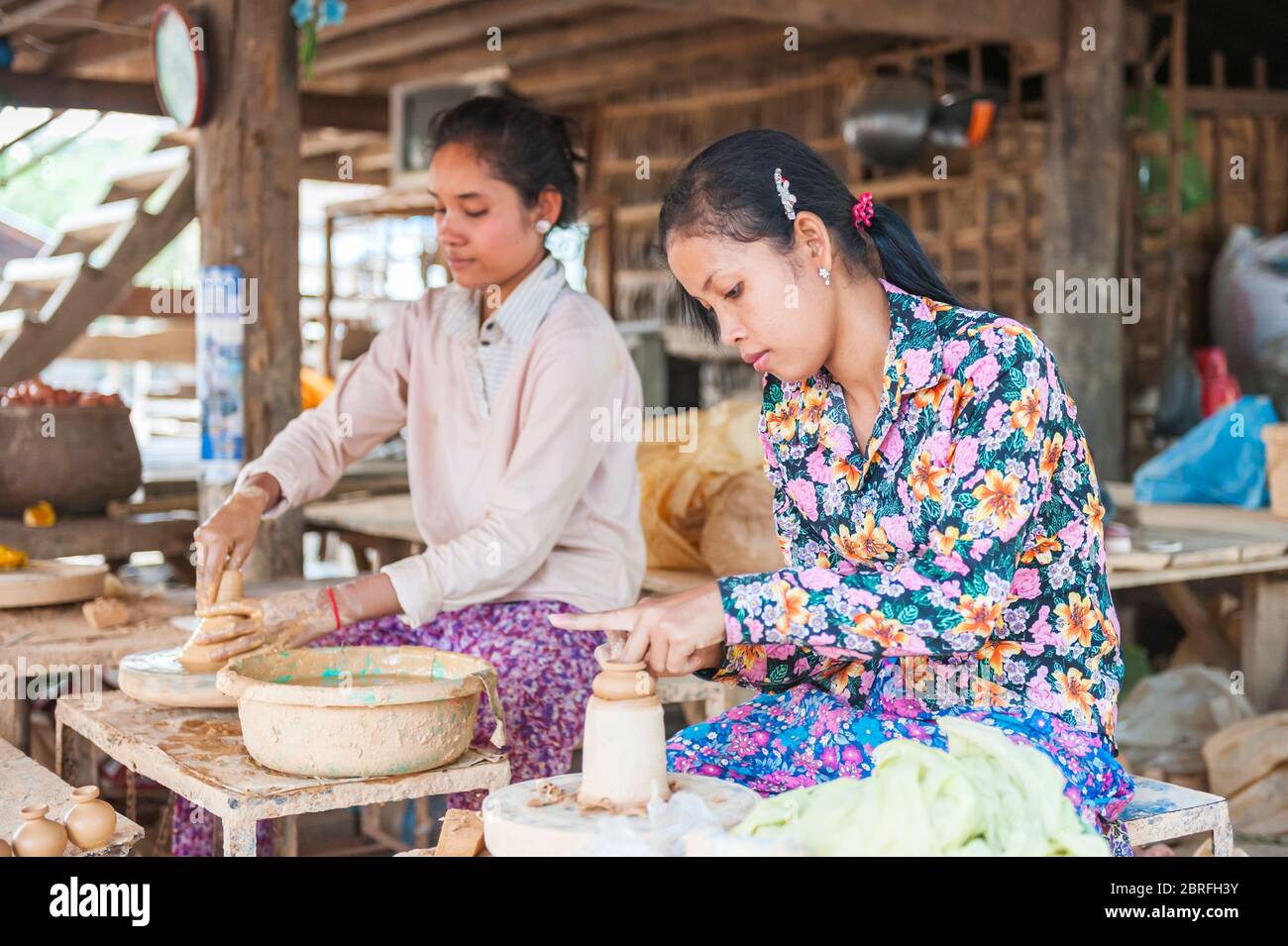 Deux femmes makaient des pots d'argile sur des roues de poterie. Province de Kampong Chhnang, Cambodge, Asie du Sud-est Banque D'Images