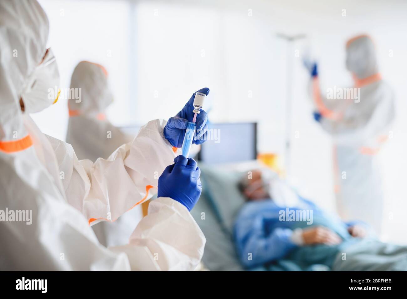 S'occuper des patients infectés à l'hôpital, concept du coronavirus. Banque D'Images