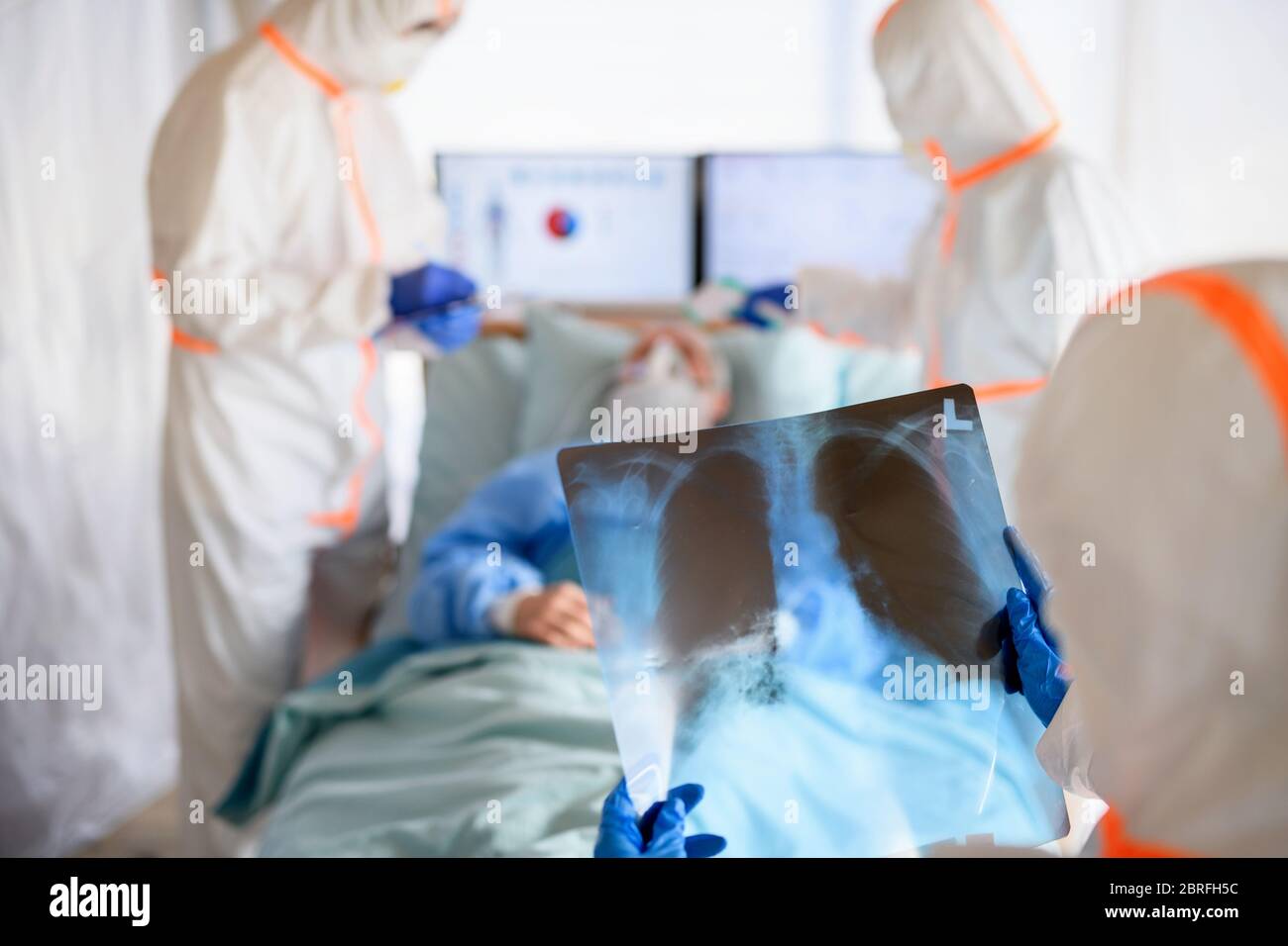 Équipe médicale s'occuper du patient infecté à l'hôpital, concept du coronavirus. Banque D'Images