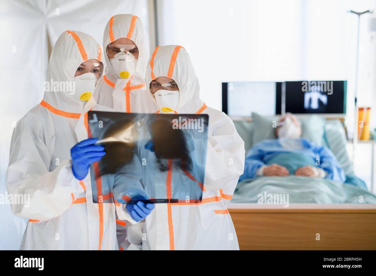 Équipe médicale s'occuper des patients infectés à l'hôpital, concept du coronavirus. Banque D'Images