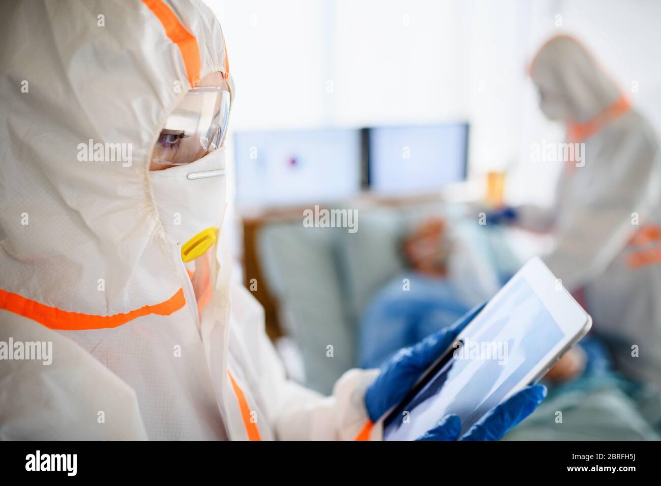 S'occuper des patients infectés à l'hôpital, concept du coronavirus. Banque D'Images