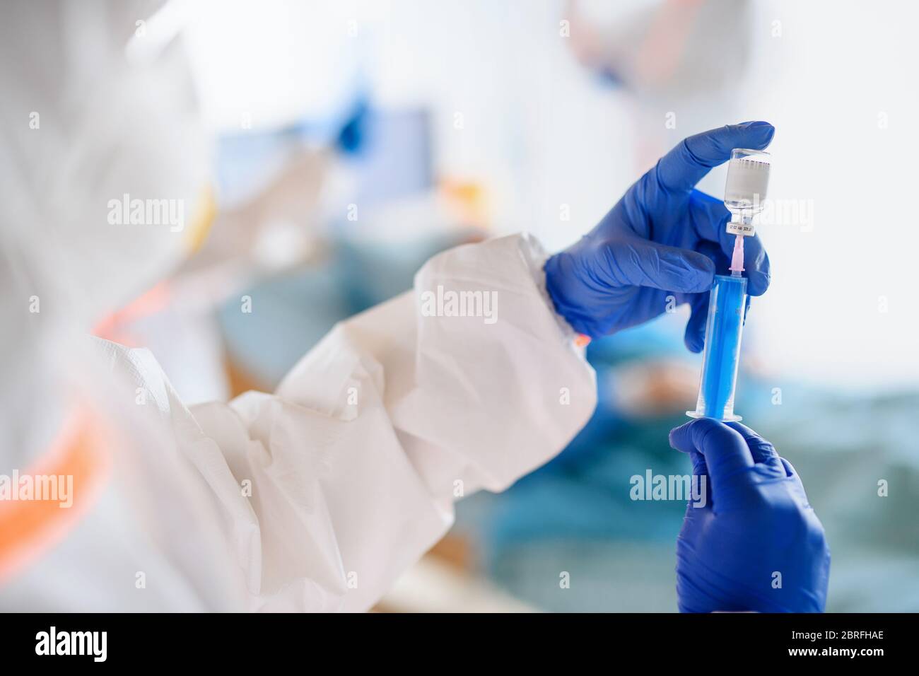 Médecin méconnaissable avec vaccin à l'hôpital, concept de coronavirus. Banque D'Images