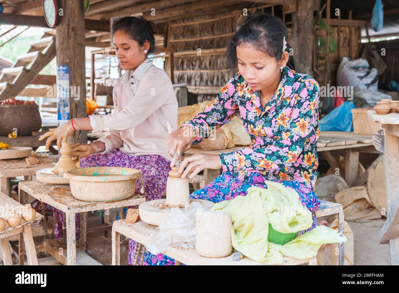 Deux femmes makaient des pots d'argile sur des roues de poterie. Province de Kampong Chhnang, Cambodge, Asie du Sud-est Banque D'Images