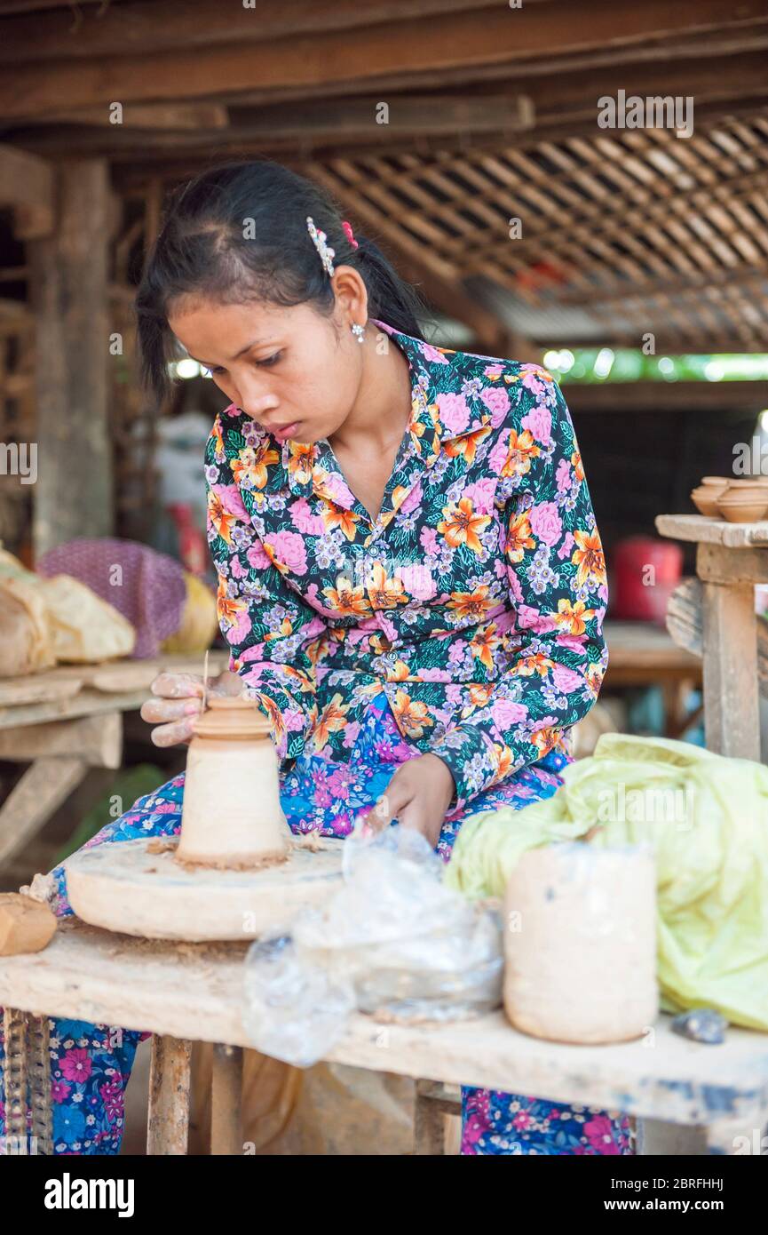 Une femme faisant un pot d'argile sur une roue de poterie. Province de Kampong Chhnang, Cambodge, Asie du Sud-est Banque D'Images