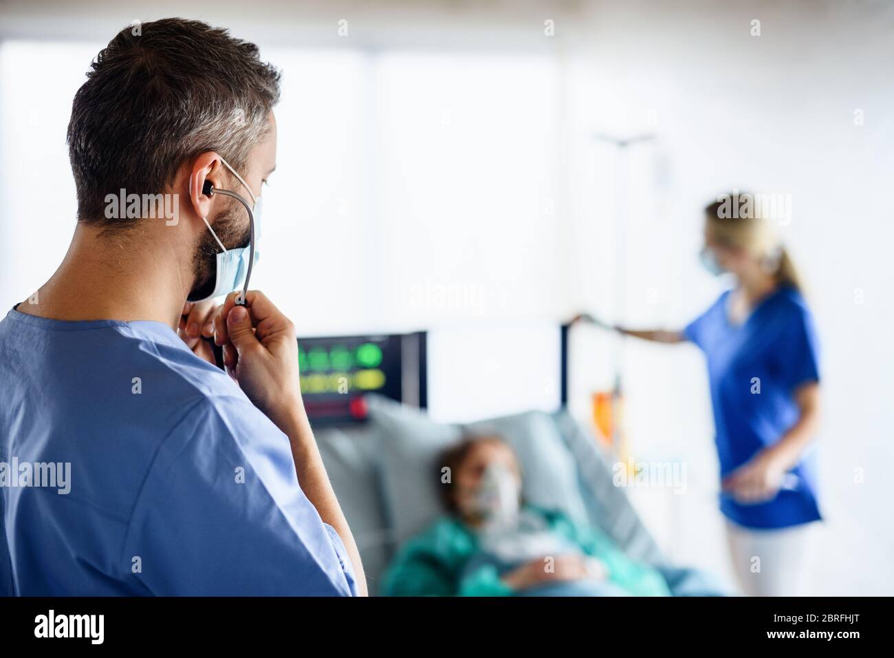 Médecins qui s'intéressent aux patients infectés en quarantaine à l'hôpital, concept du coronavirus. Banque D'Images