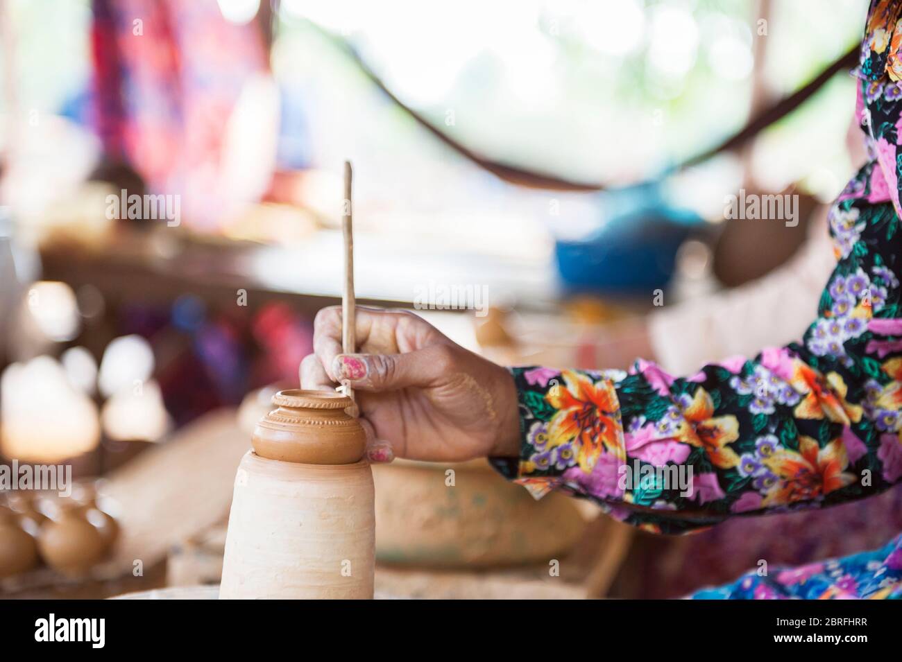 Gros plan d'un pot d'argile en train d'être fait sur une roue de poterie. Province de Kampong Chhnang, Cambodge, Asie du Sud-est Banque D'Images