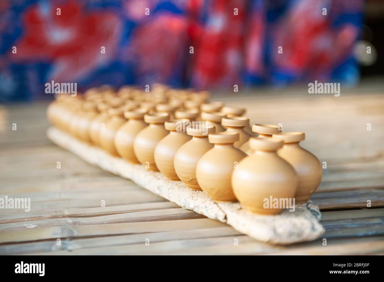 Mini pots en argile faits main. Province de Kampong Chhnang, Cambodge, Asie du Sud-est Banque D'Images