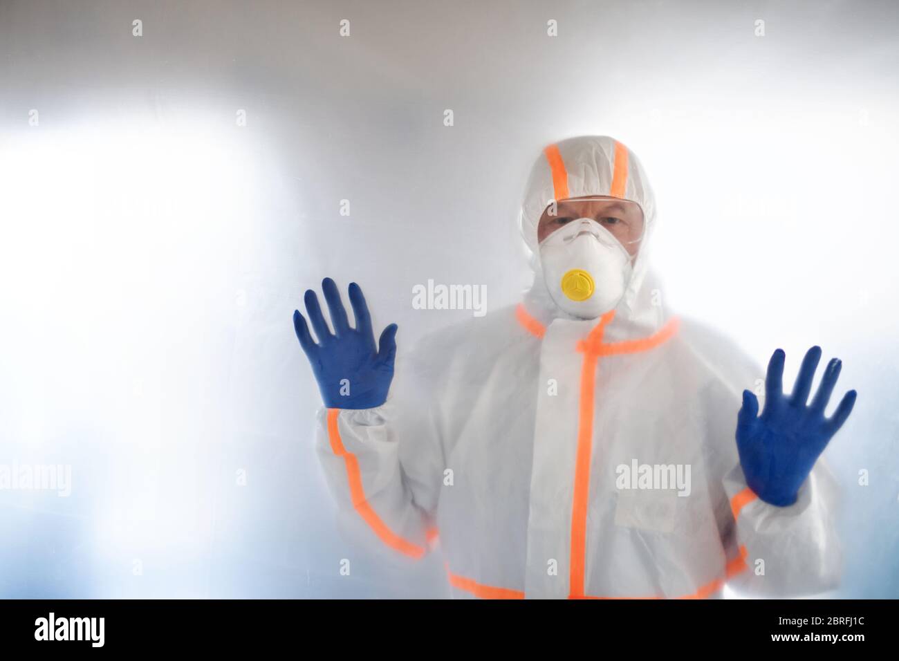 Médecin avec combinaison de protection, masque et gants, concept coronavirus. Banque D'Images