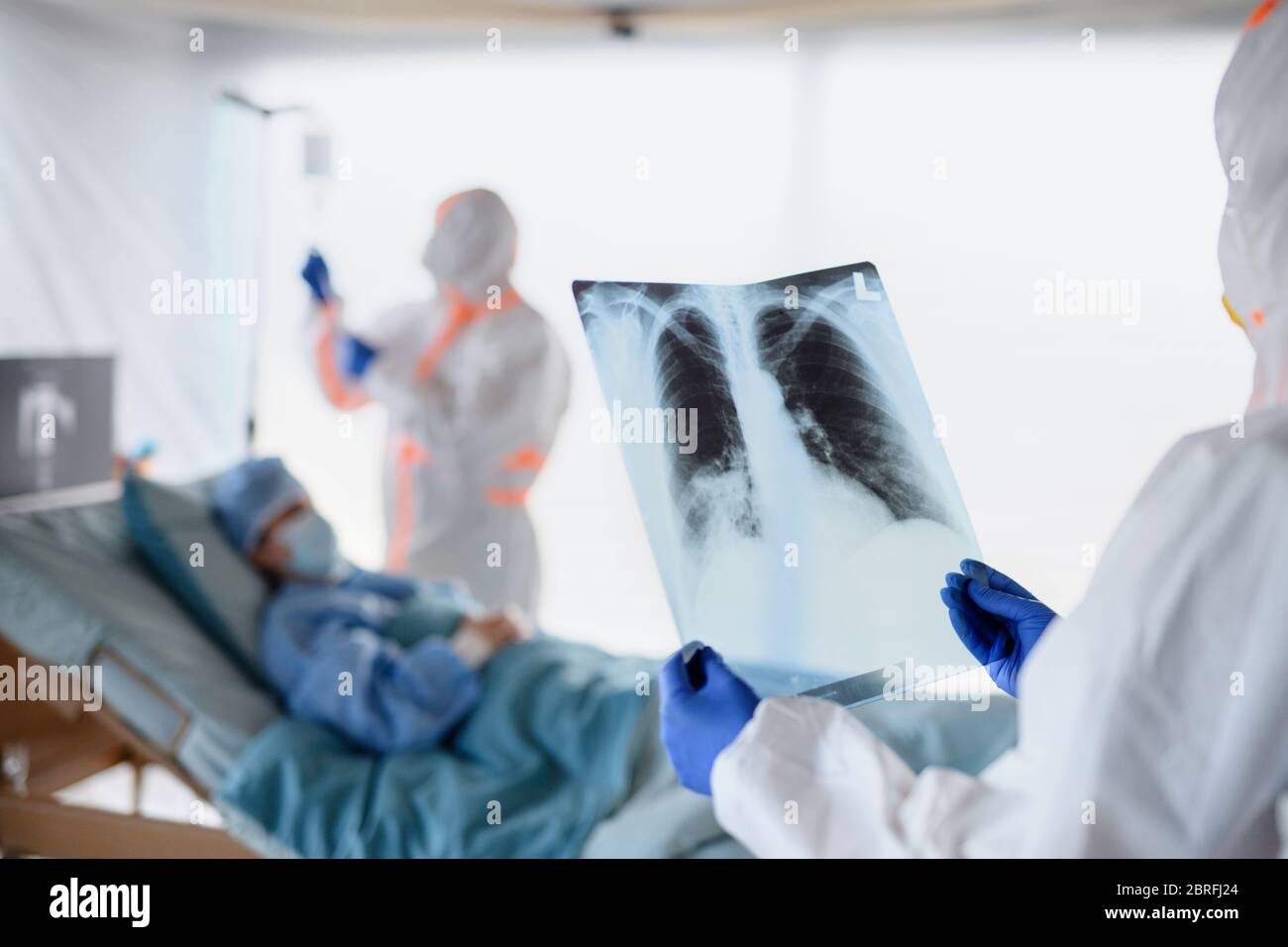 Équipe médicale s'occuper du patient infecté à l'hôpital, concept du coronavirus. Banque D'Images