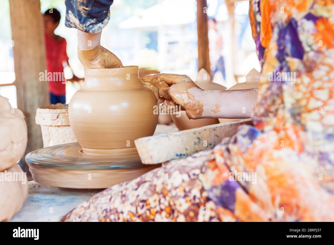 Gros plan d'un pot d'argile en train d'être fait sur une roue de poterie. Province de Kampong Chhnang, Cambodge, Asie du Sud-est Banque D'Images