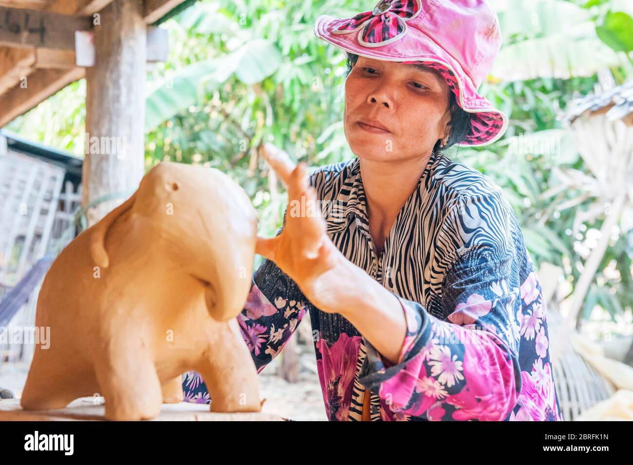 Une femme faisant un éléphant d'argile. Province de Kampong Chhnang, Cambodge, Asie du Sud-est Banque D'Images