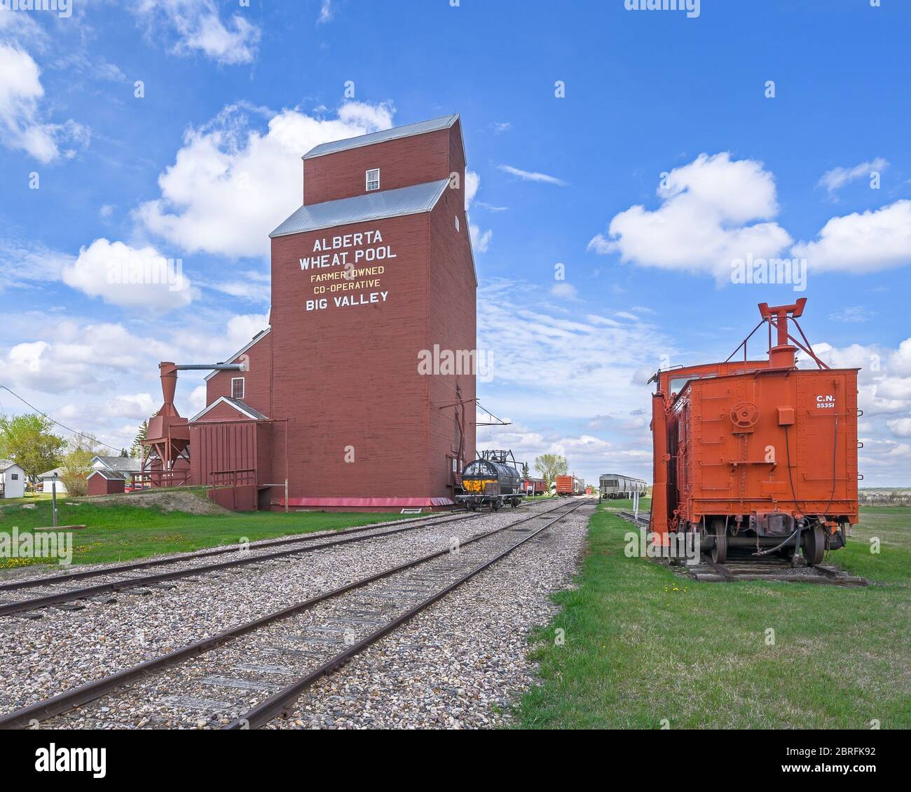 Big Valley (Alberta) Canada – le 19 mai 2020 : vue extérieure de l’élévateur à grain « Alberta Wheat Pool » et des voies ferrées environnantes Banque D'Images