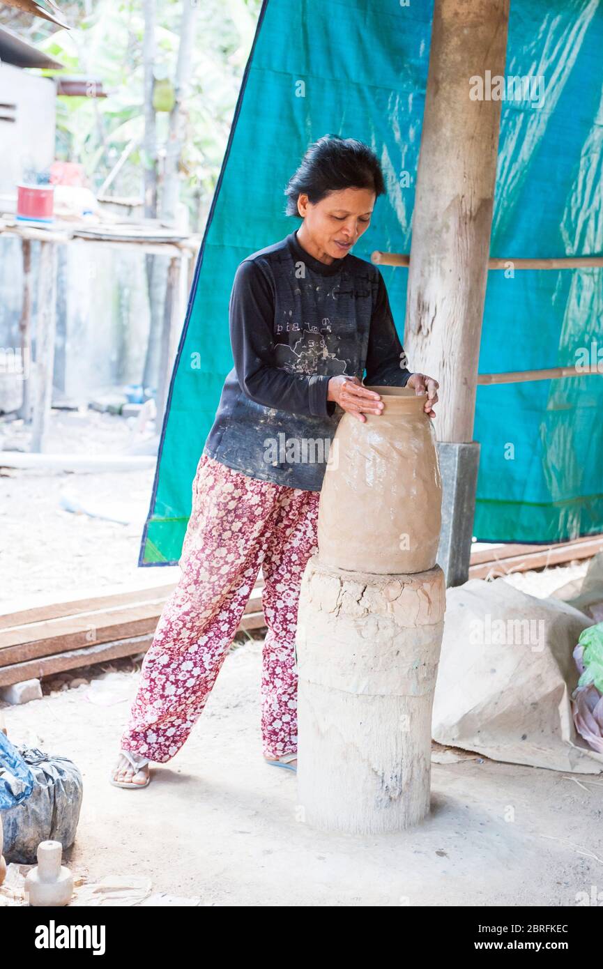 Une femme faisant un pot d'argile. Province de Kampong Chhnang, Cambodge, Asie du Sud-est Banque D'Images
