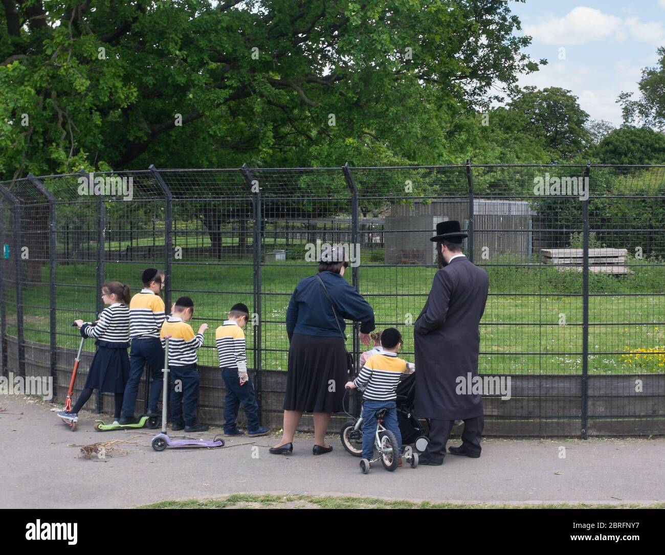 Une famille de Juifs hassidiques ou Haredi, dont cinq enfants, se rend au parc Clissold de Stoke Newington, dans le nord de Londres, pendant l'isolement de 2020 Banque D'Images