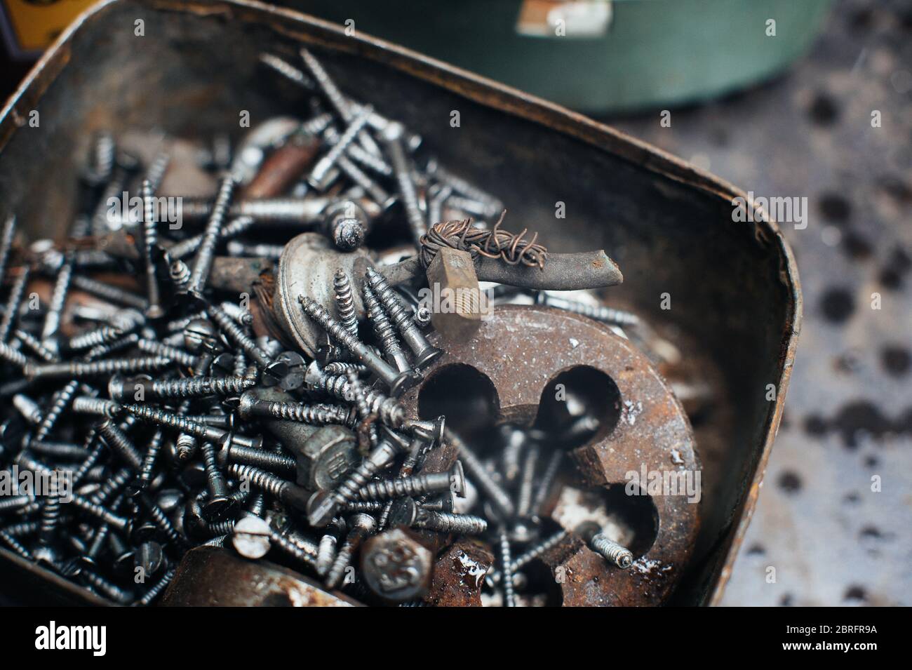 Ferraille. Ancien boulon d'huile. Gros plan. Macro. Banque D'Images