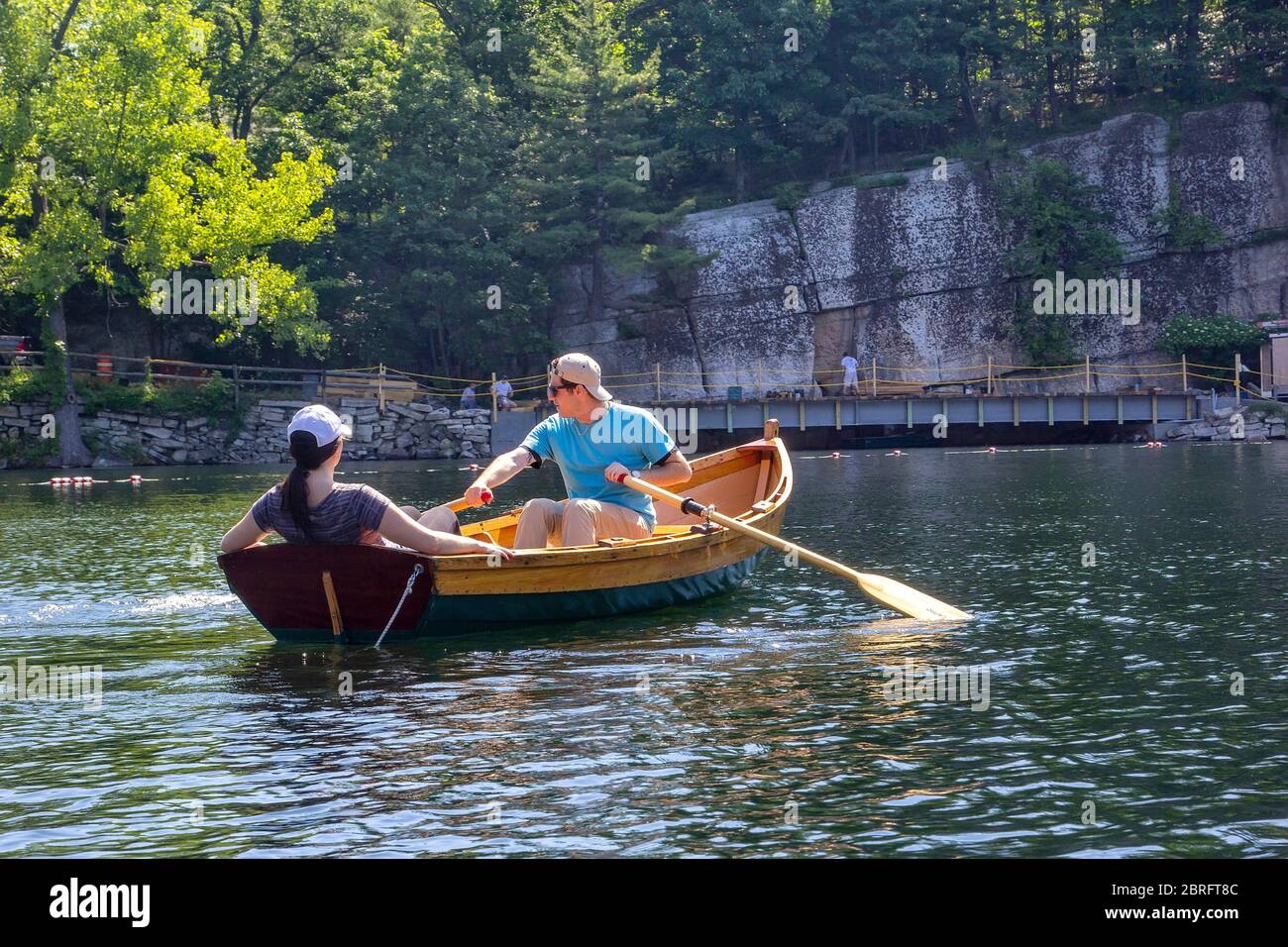 New Paltz, New York - 22 juin 2014 : un jeune couple navigue sur un bateau à rames dans le lac Mohonk, un hôtel de style victorien niché dans les montagnes Shawangunk. Banque D'Images