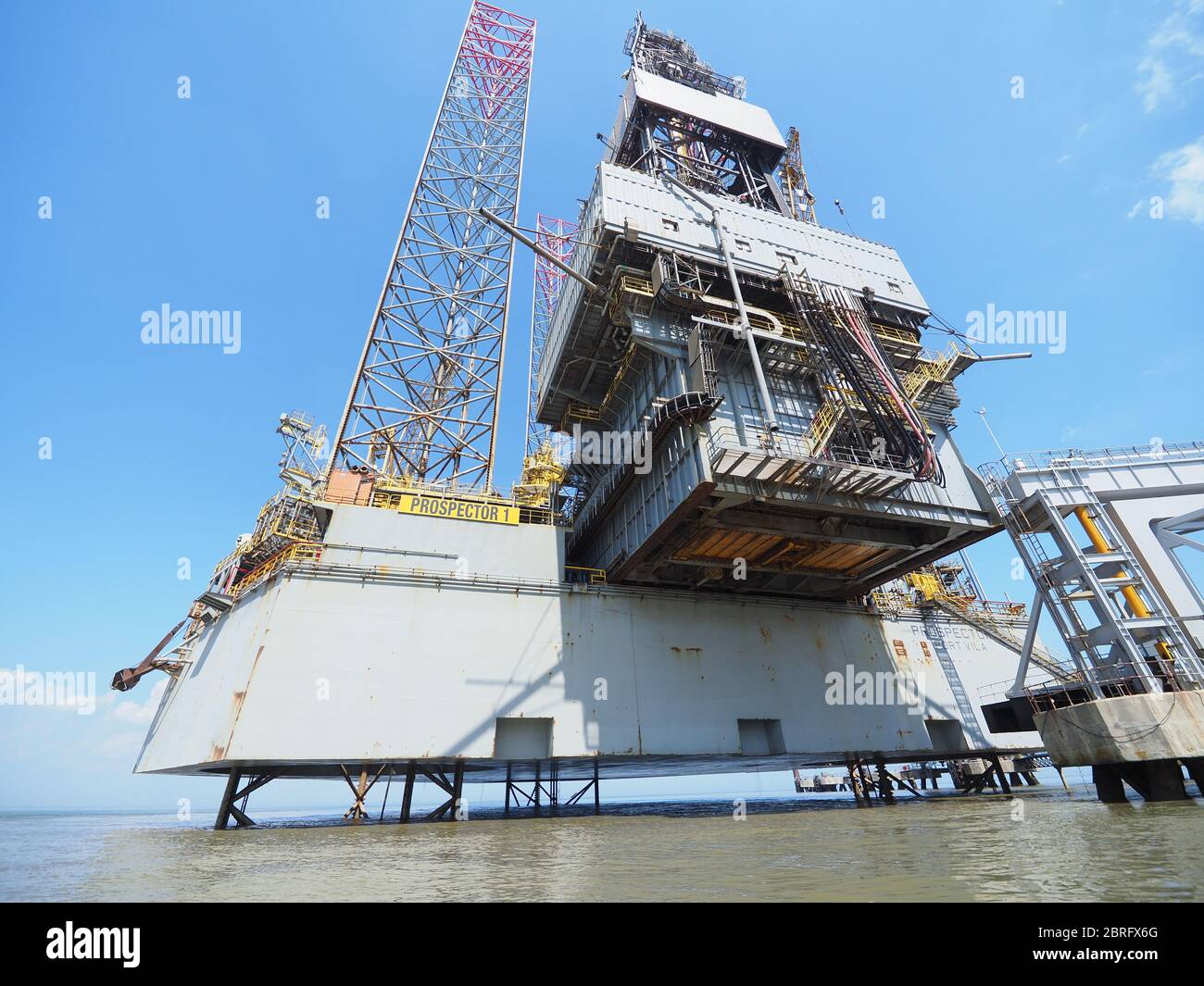 Sheerness, Kent, Royaume-Uni. 21 mai 2020. L'engin de forage de gros plan « prospecteur 1 » exploité par Borr Drilling est actuellement entreposé au port de Sheerness jusqu'à ce qu'un nouveau contrat soit trouvé. L'immense plate-forme d'exploration pétrolière et gazière a été soulevée sur ses jambes et survole l'eau. La machine, d'une valeur de 123 millions de livres sterling, est équipée de 3 grues, de 6 moteurs et d'un pont d'hélicoptère et peut accueillir un équipage de 140 personnes. Il doit être rejoint par son frère prospecteur de rig 5 en août, après que le coronavirus ait causé des temps turbulents pour l'industrie offshore. Crédit : James Bell/Alay Live News Banque D'Images