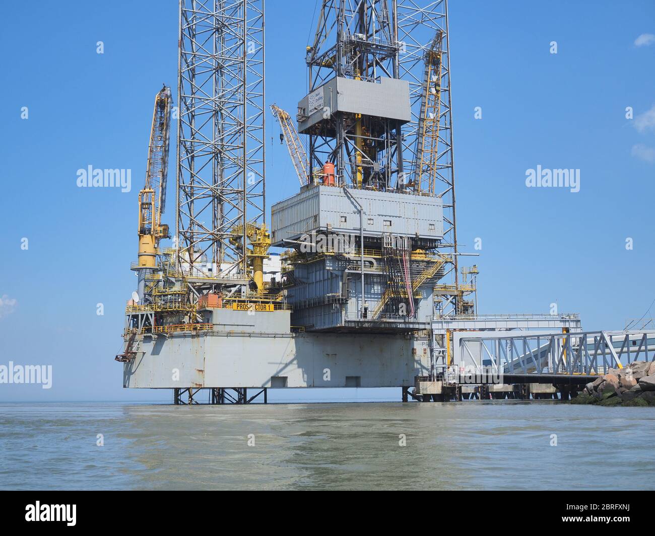 Sheerness, Kent, Royaume-Uni. 21 mai 2020. L'engin de forage de gros plan « prospecteur 1 » exploité par Borr Drilling est actuellement entreposé au port de Sheerness jusqu'à ce qu'un nouveau contrat soit trouvé. L'immense plate-forme d'exploration pétrolière et gazière a été soulevée sur ses jambes et survole l'eau. La machine, d'une valeur de 123 millions de livres sterling, est équipée de 3 grues, de 6 moteurs et d'un pont d'hélicoptère et peut accueillir un équipage de 140 personnes. Il doit être rejoint par son frère prospecteur de rig 5 en août, après que le coronavirus ait causé des temps turbulents pour l'industrie offshore. Crédit : James Bell/Alay Live News Banque D'Images