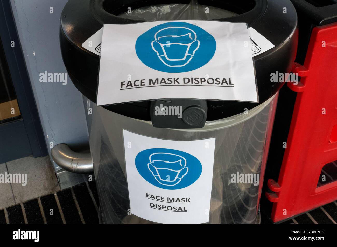 Élimination des masques, bac pour les revêtements de visage usagés Banque D'Images