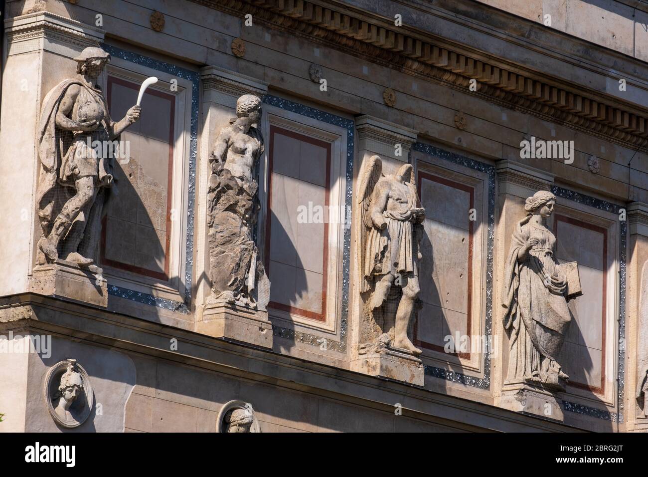 Statues endommagées par la bataille sur la façade du musée Neue, île aux musées, Berlin Banque D'Images