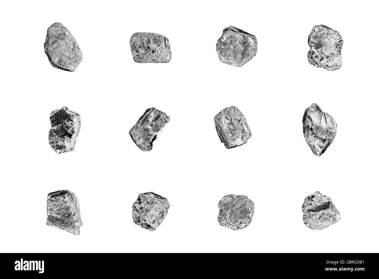 Pierres argentées ensemble blanc fond isolé, collection de pépites de mine de fer, texture d'échantillons de roche gris métallique, morceaux de minerai de métal, gravats bruts Banque D'Images