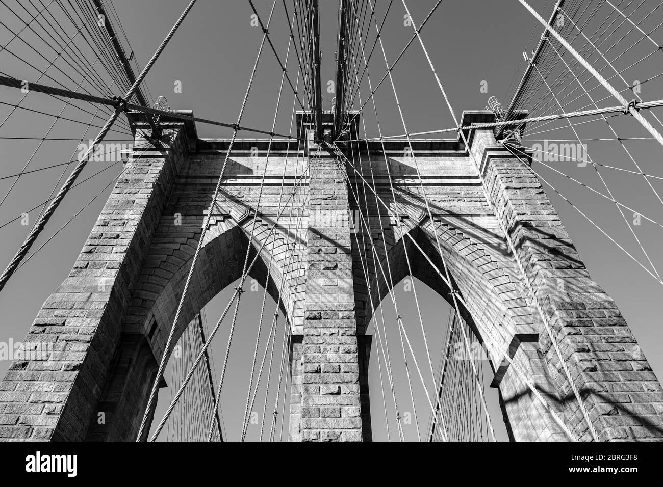 Une photo en noir et blanc du sommet d'une paire d'arches sur le pont de Brooklyn prise pendant la journée, New York, Etats-Unis Banque D'Images