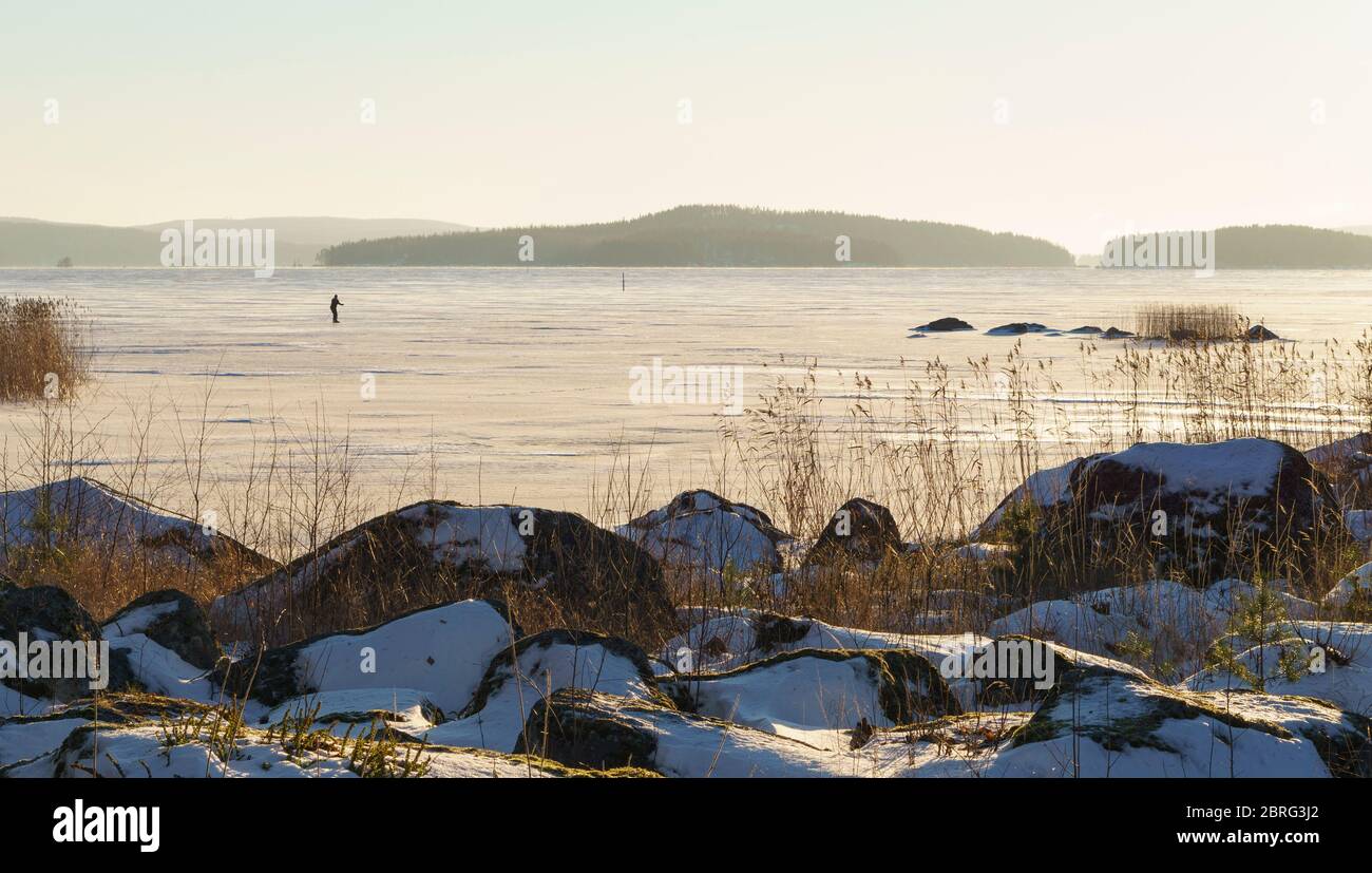 Patineuse solitaire au lac Päijänne ICE à Winter, Finlande Banque D'Images